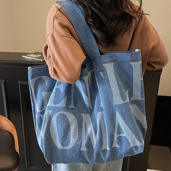 A trendy and fashionable new large-letter denim tote bag, a laid-back single-shoulder bag, and a casual hand-held shoulder bag full figure