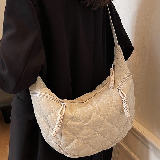 Fashionable new diamond-patterned cotton jacket bag, autumn and winter lightweight single-shoulder bag, simple large-capacity crossbody bag, retro women's bag Application Scenario