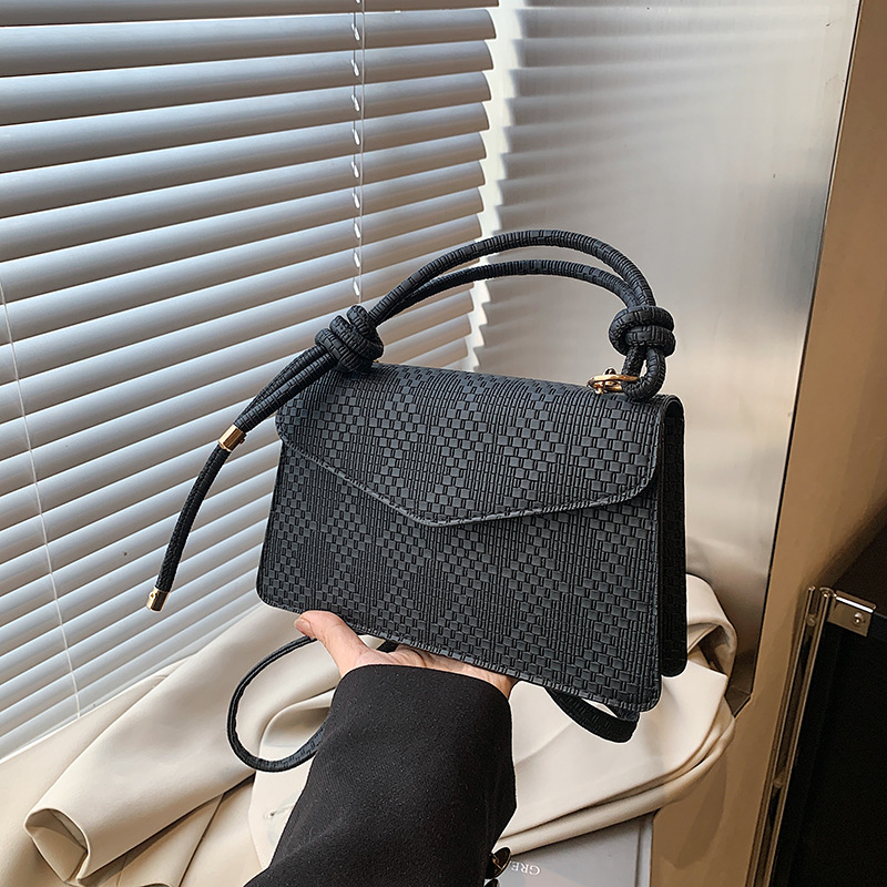 Simple and small square bag for women, new autumn 2024 fashion solid color single-shoulder bag, casual handbag, retro crossbody bag full figure