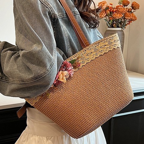 The 2025 new niche design straw-woven color-blocking tote bag is a trendy and versatile single-shoulder underarm bag for women this year Specification drawing