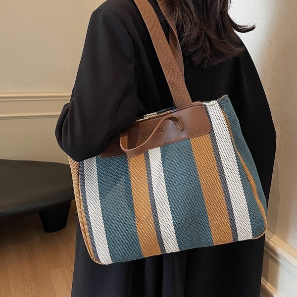 The 2024 new retro and fashionable checkered handbag is a niche commuter tote bag for women and a versatile large-capacity single-shoulder bag full figure
