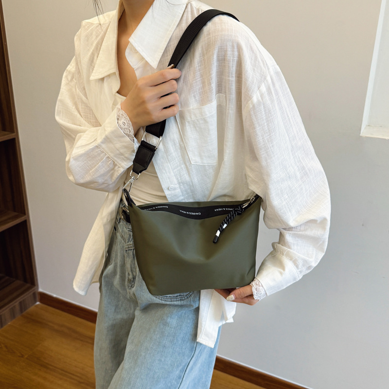 A new 2025 nylon trendy solid color large-capacity small square bag for women, fashionable, simple, casual and versatile single-shoulder crossbody bag details Picture