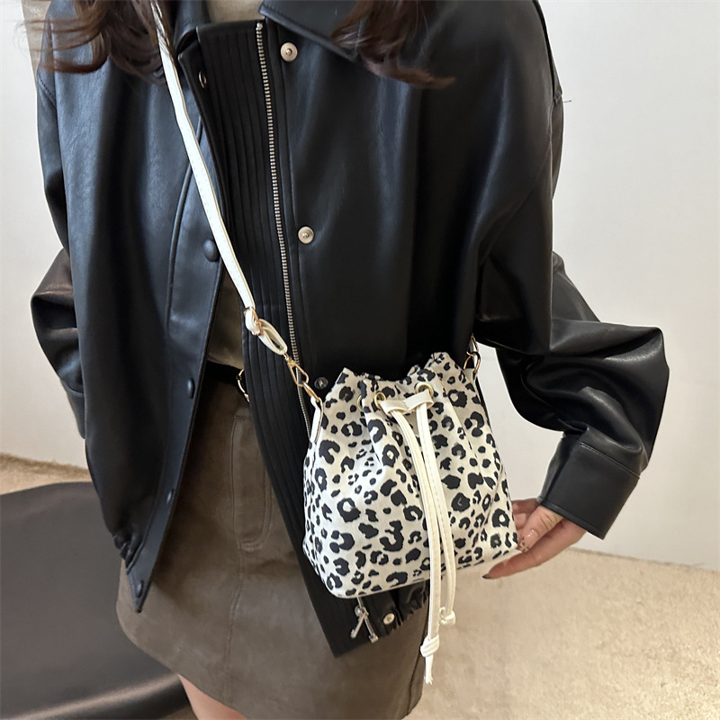 A niche design leopard print drawstring bucket bag crossbody bag for women, a new 2024 trendy and versatile hand-held pleated single-shoulder bag details Picture
