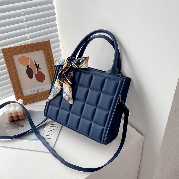 This large-capacity underarm handbag is a trendy and fashionable crossbody tote bag for women in Spring/Summer 2023 Item Picture