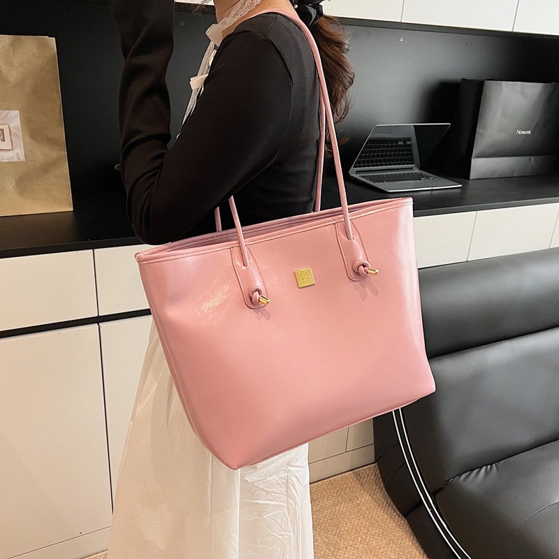 High-end, large-capacity commuter tote bag for women, 2025 new style, lacquered, versatile and fashionable single-shoulder underarm bag Application Scenario