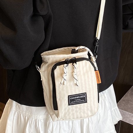 Cross-border nylon fabric small square bag 2025 new style lightweight crossbody bag, casual and versatile sports single-shoulder bag, mobile phone bag Application Scenario