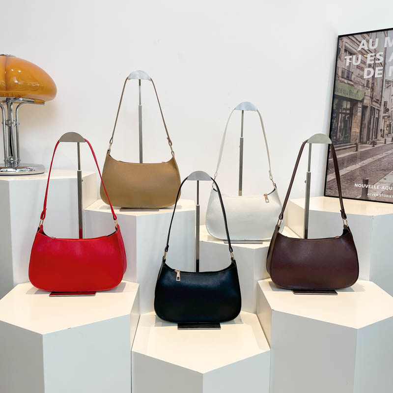 The new autumn/winter 2024 collection features a stylish and elegant underarm bag with a retro and simple texture, and a cross-border trend Application Scenario