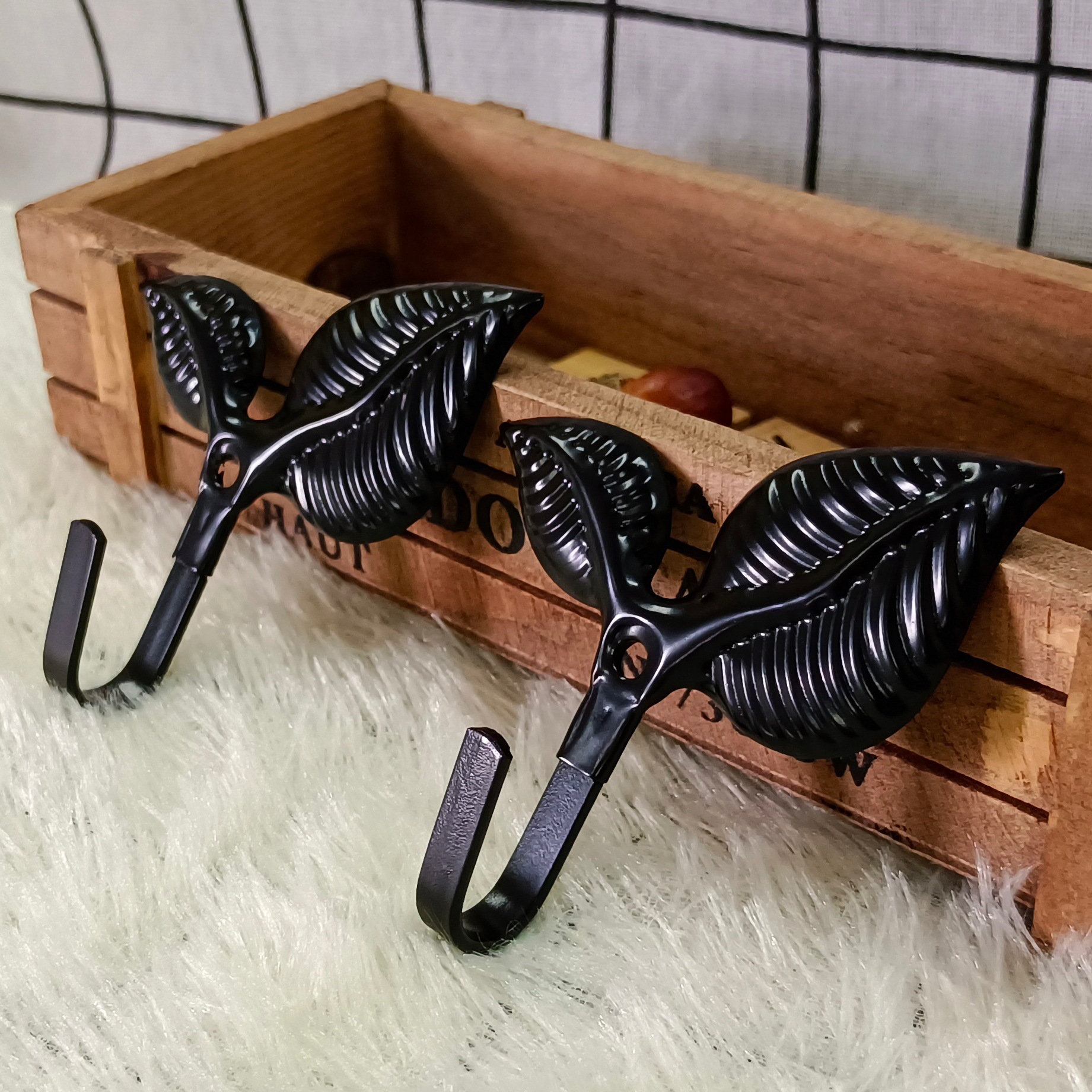 Cross-border best-selling curtain accessories: curtain hooks, curtain wall hooks, European-style leaf hooks, wall hooks, coat hooks, factory direct sales full figure