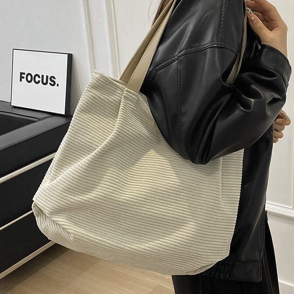 Casual ins-style large-capacity tote bag for women, new spring fashion retro handbag, versatile for commuting, single-shoulder details Picture