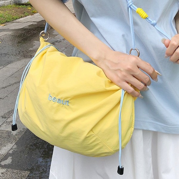 Korean niche drawstring drawstring single-shoulder bag, trendy women's quick-drying lightweight crossbody bag, ice cream-colored soft tote bag Application Scenario