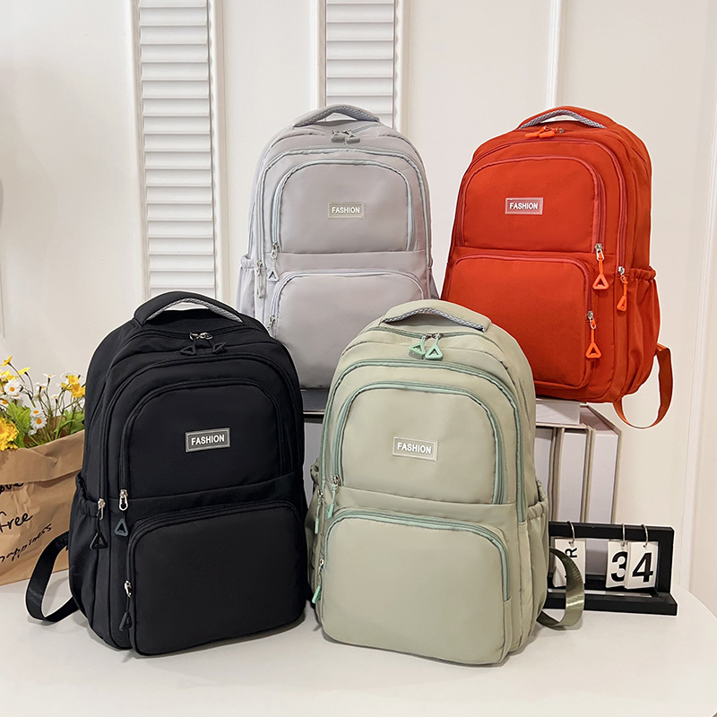 A new multi-layered, simple and versatile backpack for students, a large-capacity schoolbag for high school and junior high school students, and a laptop backpack full figure