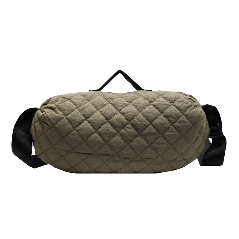 A new large-capacity hand-held commuter bag for autumn and winter, a diamond-patterned solid color simple, fashionable and casual single-shoulder crossbody bag Item Picture