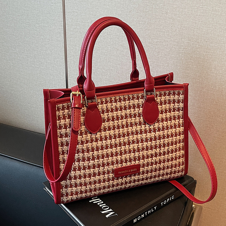 The red checkered bag for women's wedding in 2024 is a new crossbody handbag with a high-end feel and a large capacity full figure