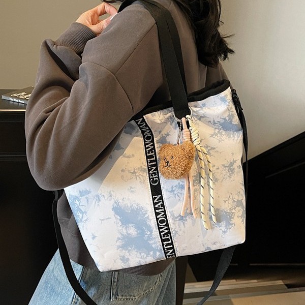 Large-capacity women's 2025 autumn new graffiti tie-dyed canvas handbag, fashionable and casual single-shoulder tote bag details Picture