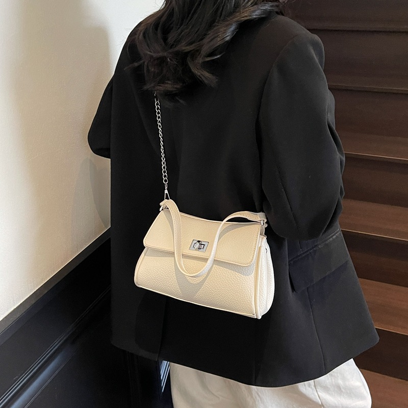 High-end commuting large-capacity underarm bag for women 2025 new style fashionable single-shoulder bag with high appearance level hand-held crossbody bag Application Scenario