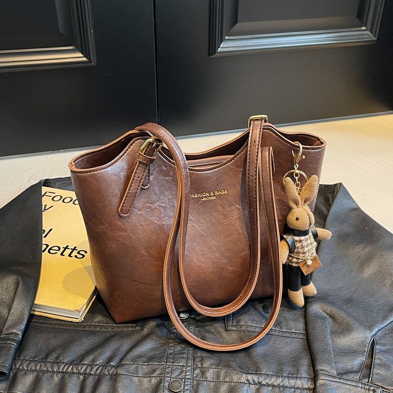 Casual work commuting bag, women's large-capacity underarm bag, 2024 new retro versatile single-shoulder shopping tote bag Application Scenario