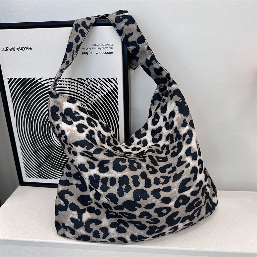 49122 Korean version fashionable large-capacity backpack, new simple canvas bag for women, leopard print single-shoulder crossbody underarm bag Application Scenario