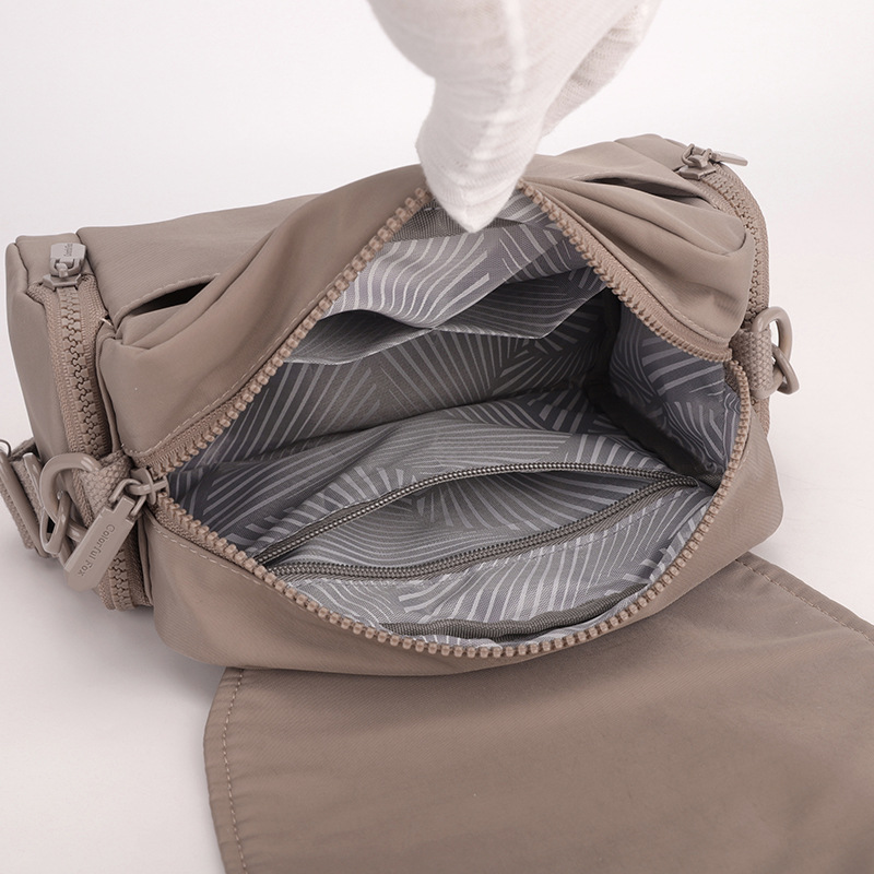 Colorful Fox Women's lightweight, versatile and niche design crossbody bag for Spring/Summer 2025 simple outdoor new style Application Scenario