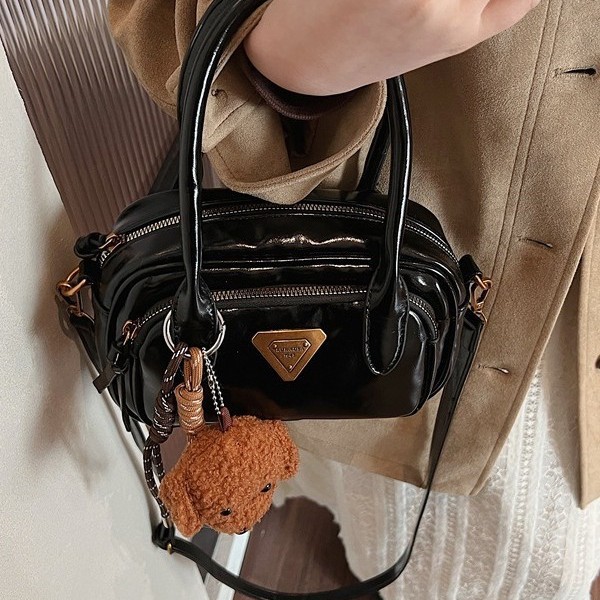 Autumn and winter retro small bag for women, 2024 new style, fashionable and versatile crossbody bag, high-end hand-held Boston bag Application Scenario