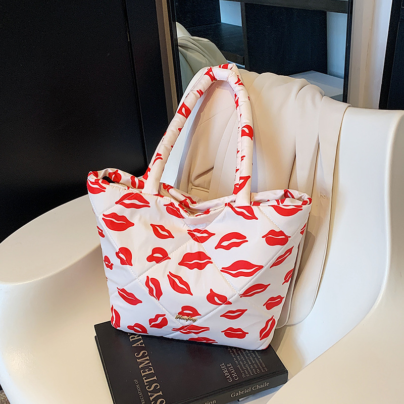 Korean style fashionable printed lip bag for women, 2024 new large-capacity single-shoulder bag for commuting, lightweight cotton jacket tote bag Application Scenario