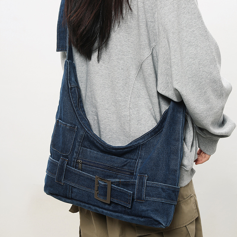 The 2025 new retro denim underarm tote bag with a large capacity and a niche design sense is a single-shoulder crossbody bag details Picture