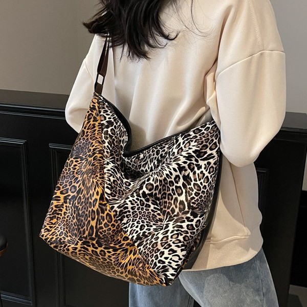 The 2025 new stylish, large-capacity, high-end commuter tote bag for women, a new leopard print contrasting color single-shoulder bag details Picture