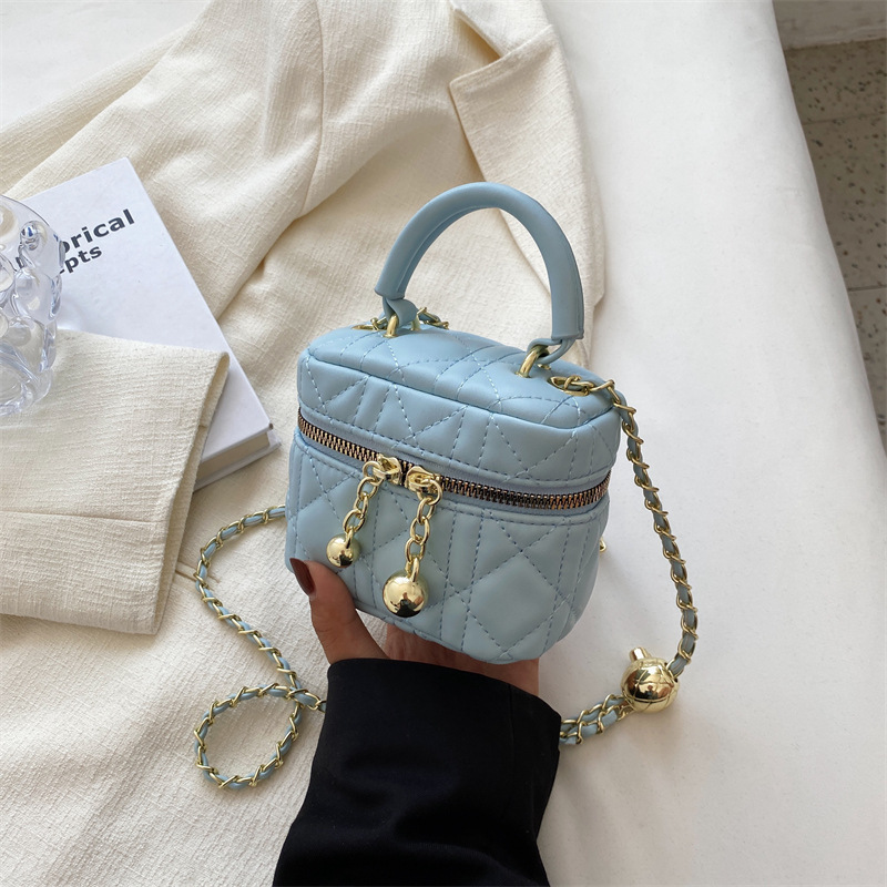 A new 2025 women's hand-held small bag, a diamond-shaped chain bag, a high-end and stylish crossbody bag, a casual and versatile small square bag details Picture