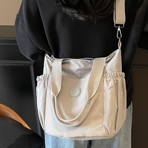 Casual Tote bag for Women 2025 New style, fashionable large-capacity handbag, versatile, artistic, casual and lightweight crossbody bag Application Scenario