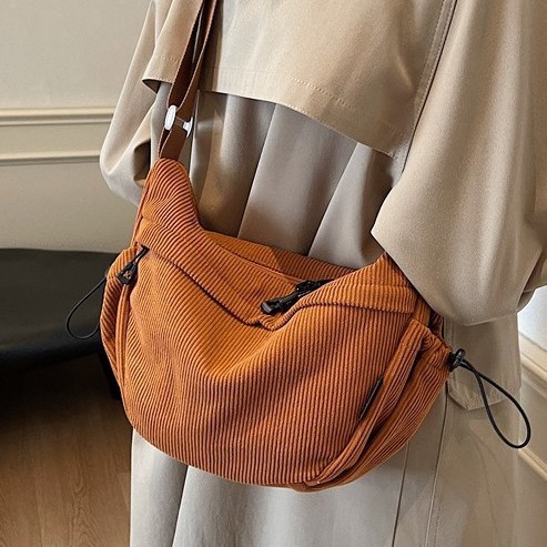 The new cute dumpling bag for autumn and winter features a niche design and is versatile. It is a single-shoulder crossbody bag with a large capacity and high-quality corduroy texture details Picture
