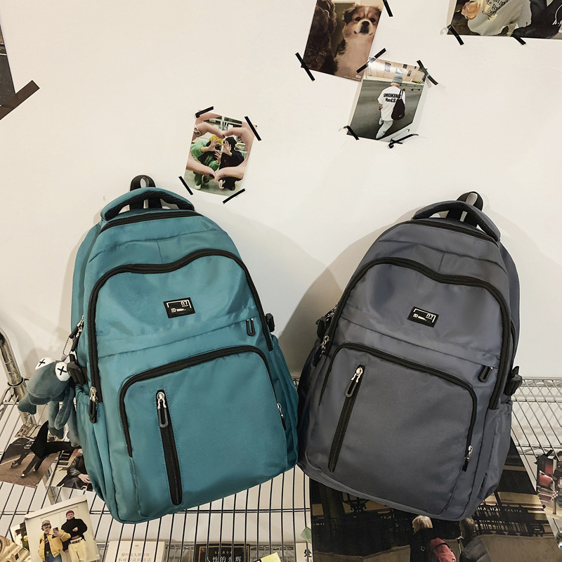 Retro schoolbags are fashionable for female college students. Large-capacity travel backpacks are stylish for men. Backpacks are trendy for junior high school and senior high school students full figure