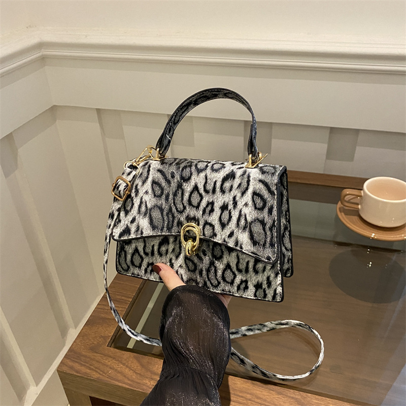 Cross-border trendy single-shoulder crossbody bag, fashionable and stylish bag, unique and niche design handbag for women, small square commuting bag full figure