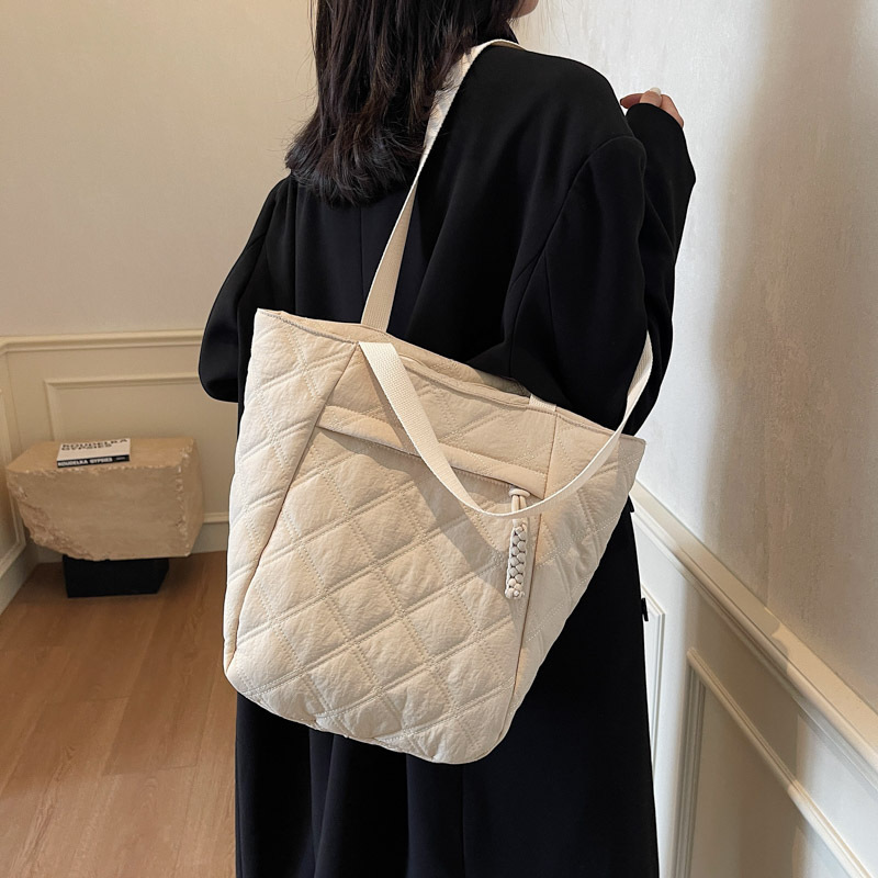 Casual large-capacity bag for women, 2024 new diamond-shaped fashionable versatile hand-held tote bag, autumn and winter single-shoulder crossbody bag full figure