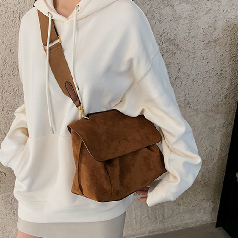 Niche design, high-end sense, autumn and winter bags, women's large-capacity crossbody bag, single-shoulder bag, women's large bag, velvet commuting bag Application Scenario