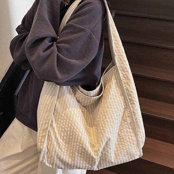 Korean niche tote bag for women, ins checkered fabric bag, large-capacity, fashionable and laid-back style single-shoulder crossbody bag Application Scenario