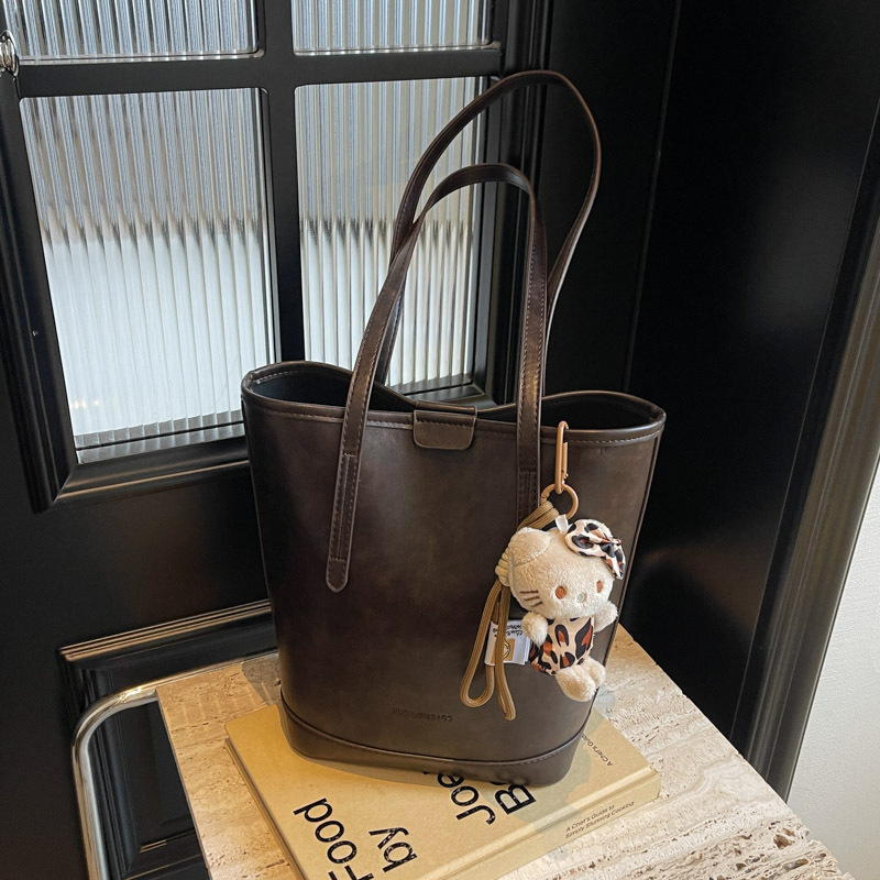 High-end retro bag for women, 2024 new style, trendy and high-end texture single-shoulder bag, large-capacity commuting bucket bag details Picture