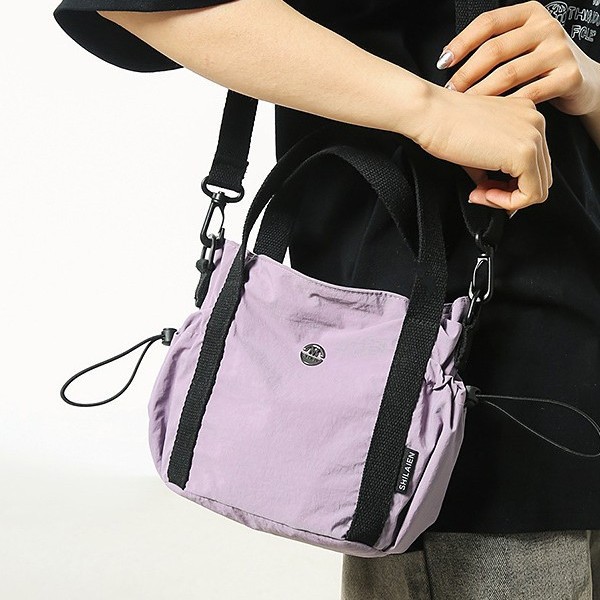 A new casual and fashionable Korean-style hand-held nylon bucket bag for men and women, a light, simple and versatile crossbody bag Specification drawing