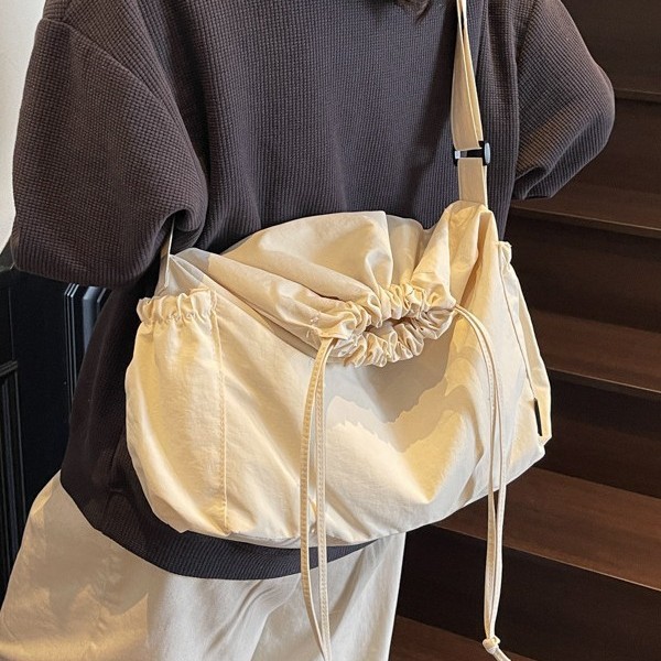 Couple style drawstring crossbody bag, large capacity folding messenger bag, unisex wandering bag, solid color casual single-shoulder bag Specification drawing
