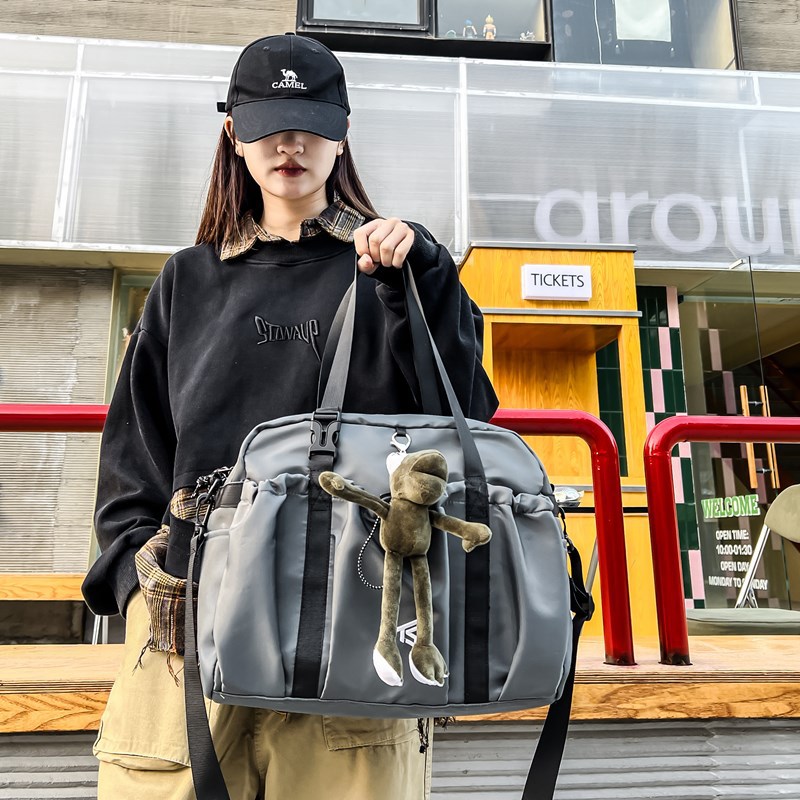 Short-distance travel bags, fashionable crossbody bags, men's outdoor sports trends, large-capacity tote bags, lightweight hand-held luggage bags details Picture