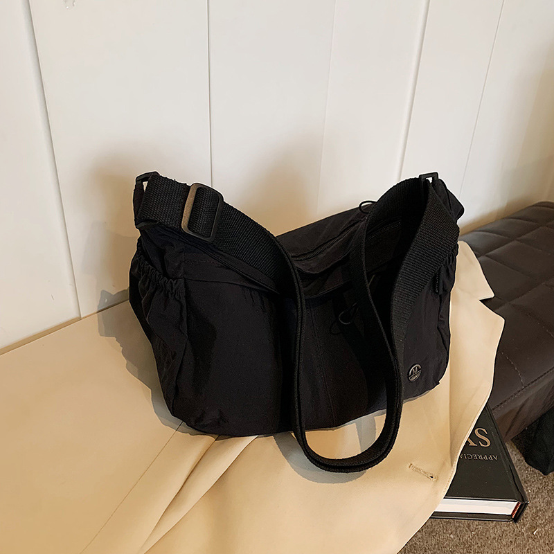 This simple and elegant crossbody bag is suitable for women's sports, lightweight, and has a large capacity. It is a versatile and casual single-shoulder bag for women Application Scenario