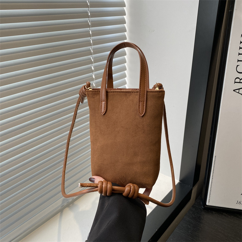 A retro and niche leopard print bag for women in 2024, a versatile crossbody bag with a textured suede and velvet surface full figure