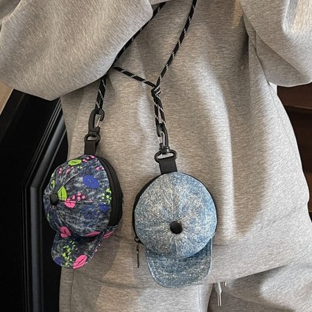Crossbody bag, men's and women's single-shoulder mini bag, hat-shaped, sporty, casual, outdoor travel, waterproof pendant single-shoulder bag Application Scenario