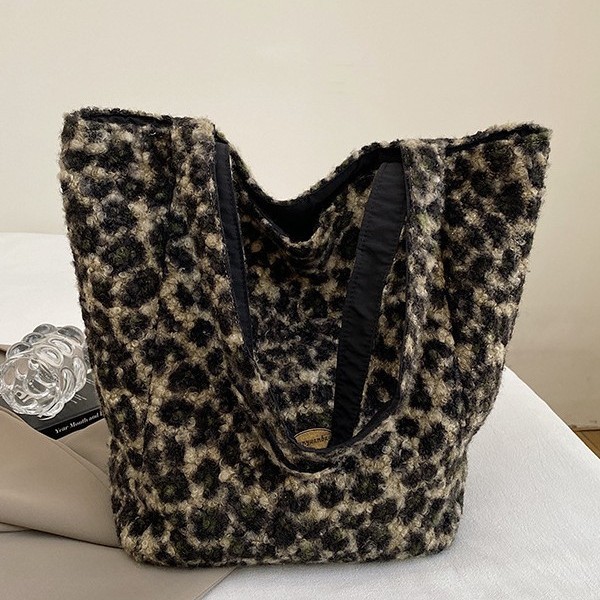 New black and white striped woolen single-shoulder women's bag for 2024 autumn and winter, versatile, large-capacity double-sided mommy bag and tote bag Application Scenario
