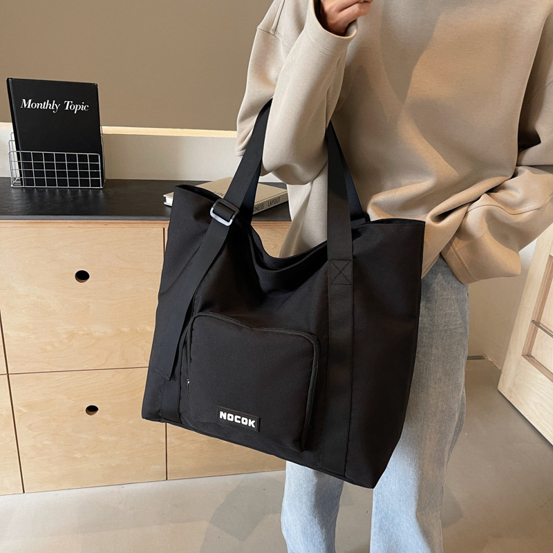 Wholesale large-capacity fashionable fitness bags, lightweight and casual short travel bags, women's foldable boarding hand shoulder bags Application Scenario