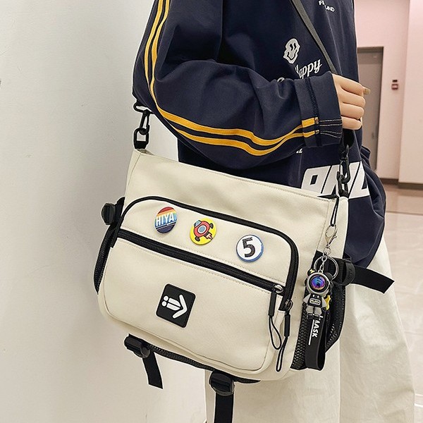 A fashionable new large-capacity, trendy single-shoulder crossbody bag for both men and women, a student tutorial bag, and a cool street style details Picture