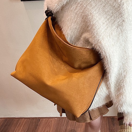 New high-end large-capacity tote bag, underarm handbag, Korean autumn and winter velvet texture women's bag, single-shoulder bucket bag Application Scenario