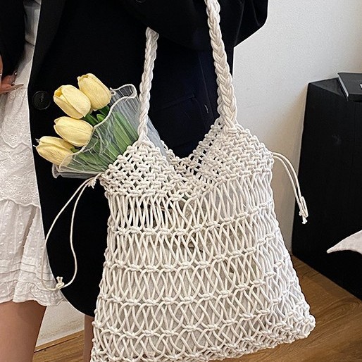 Fashionable woven straw bag, casual and simple hollowed-out woven bag, new spring and summer seaside tote handbag, tote bag Application Scenario