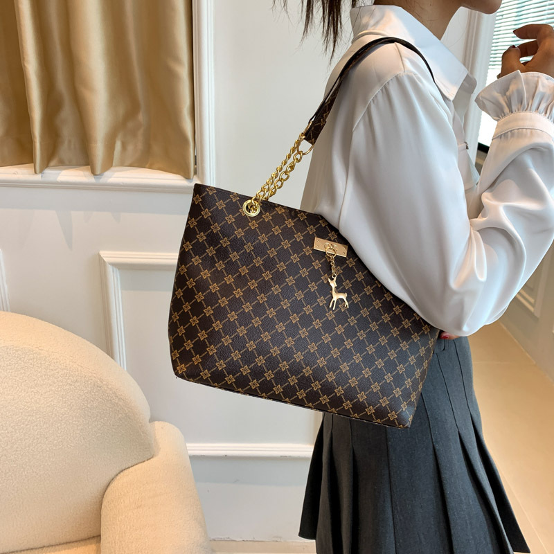 Large-capacity bag 2023 new style women's bag, fashionable commuting retro chain hand shoulder bag, printed tote bag details Picture