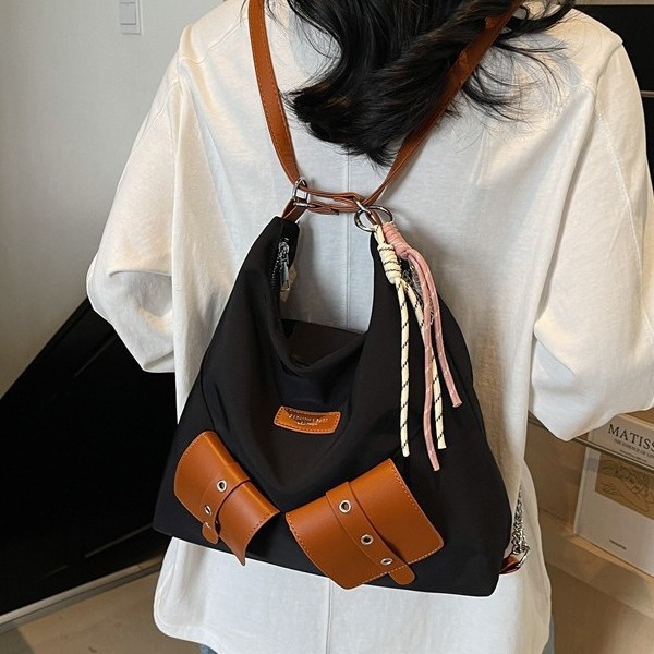 A new, fashionable, individualistic and niche design hand-held bucket bag, a simple and trendy spring commuter crossbody bag for women details Picture