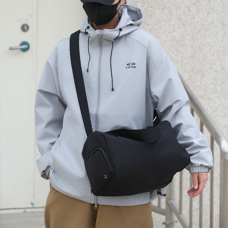 New multi-functional lightweight travel bag with large capacity, hand-held shoulder storage bag and Logo printed sports and fitness bag Application Scenario