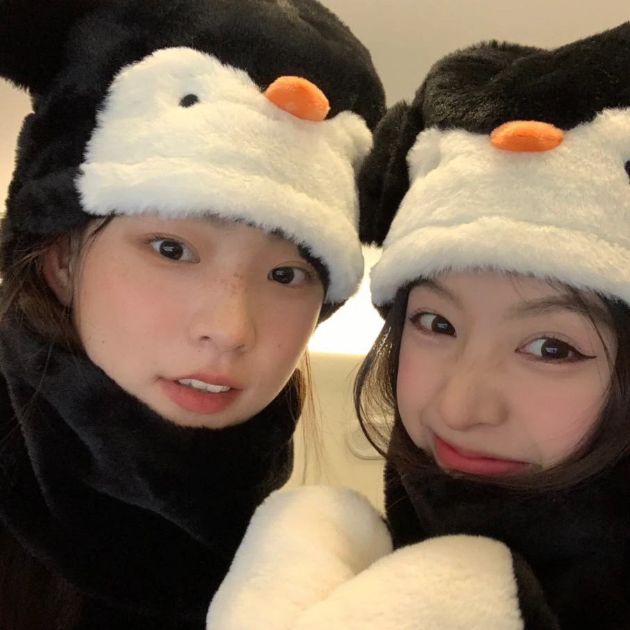 Wholesale of off-the-shelf design penguin three-piece set for autumn and winter, thickened and warm scarf, glove and hat with a girlish touch Item Picture